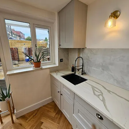 Wembley London Lovely 6 Bed House Sleeps Up To 14 Экстерьер фото