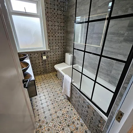 Wembley London Lovely 6 Bed House Sleeps Up To 14 Экстерьер фото