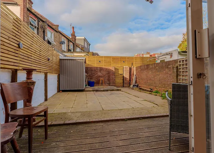 Wembley London Lovely 6 Bed House Sleeps Up To 14